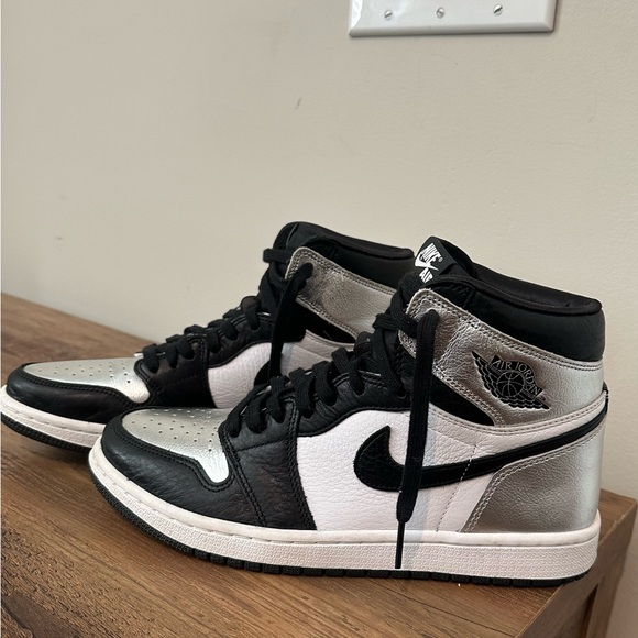 Authentic Air Jordan 1 Silver Toes Womens size 9.5. Excellent condition!! - Picture 5 of 7